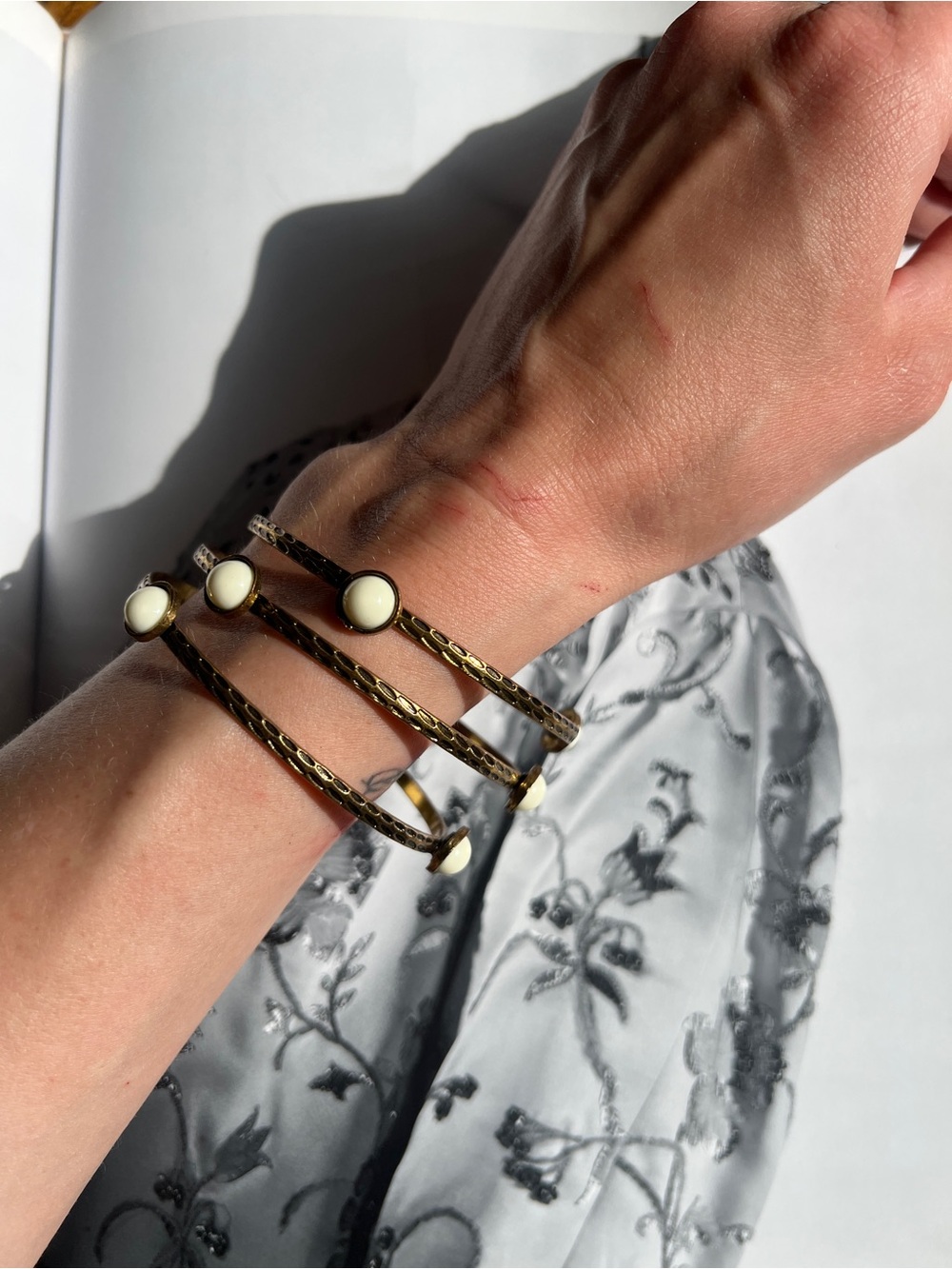Gold Bangle with Cream stones Set